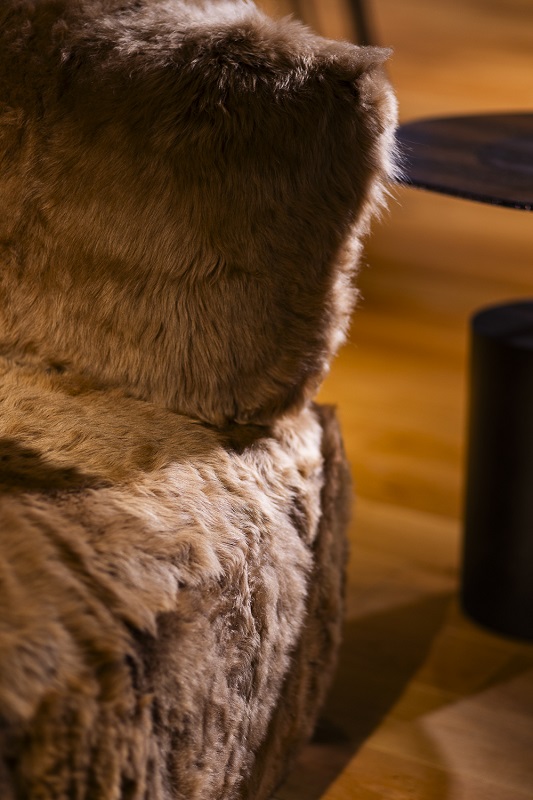 кресло fendi casa poltrona peekasit cinnamon smooth shearling