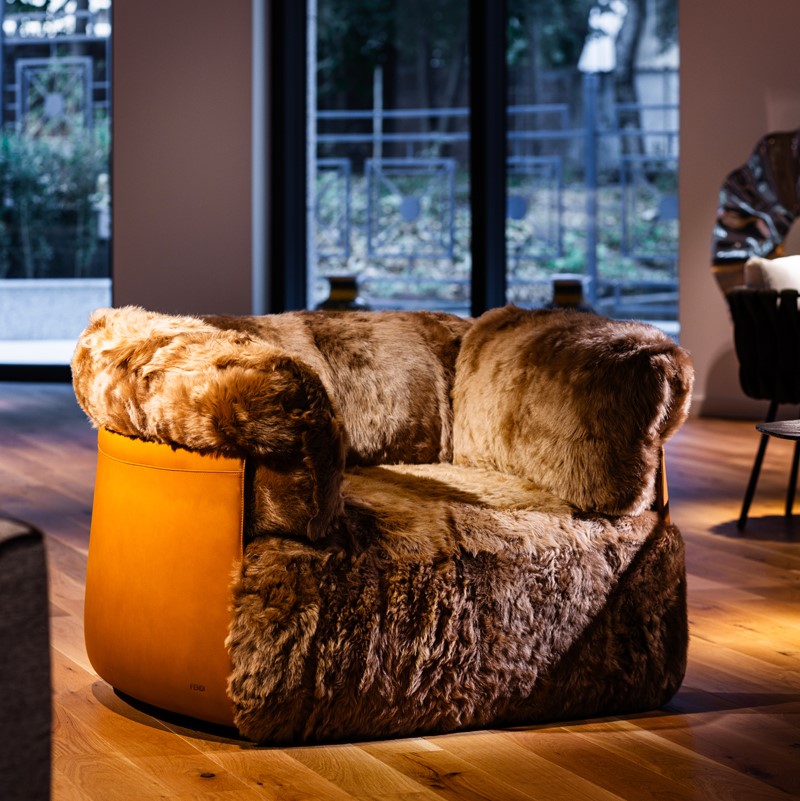kreslo-poltrona-peekasit-cinnamon-smooth-shearling-fendi-casa кресло fendi casa poltrona peekasit cinnamon smooth shearling